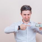 Какие ошибки чаще всего приводят к нехватке денег до зарплаты